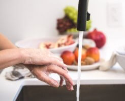 キッチンで手を洗う